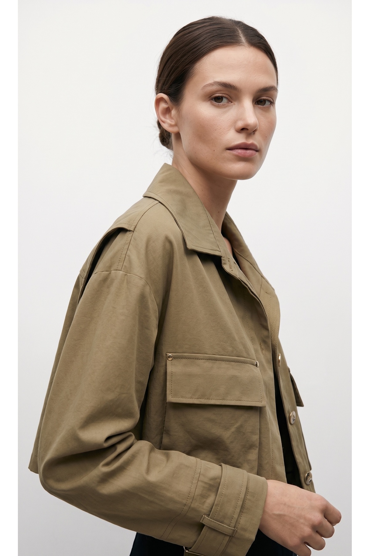 Minimal Crop Trenç – Modern Kesim Haki Ceket