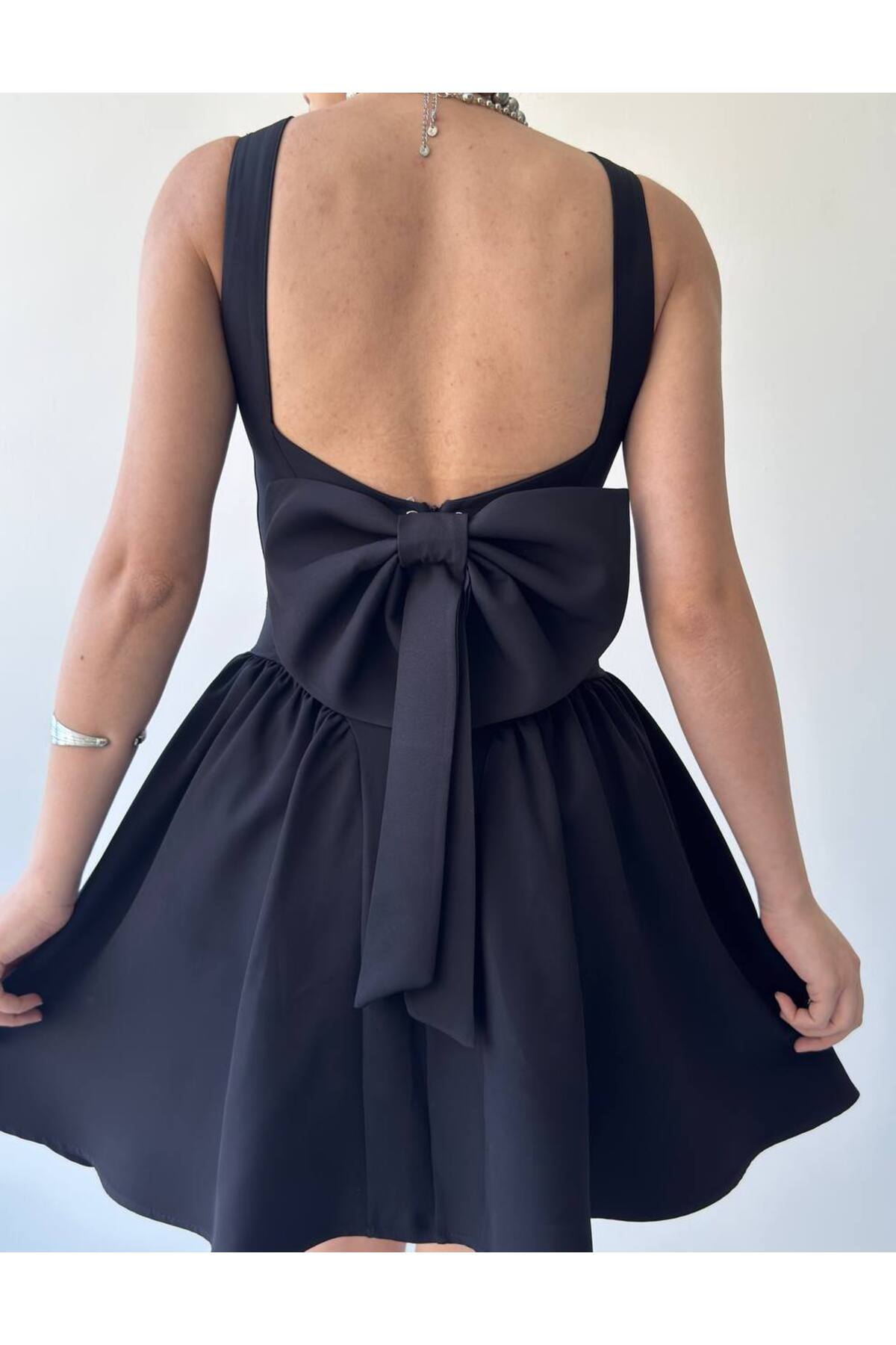 Siyah Fiyonk Detaylı Mini Elbise - Görsel 3